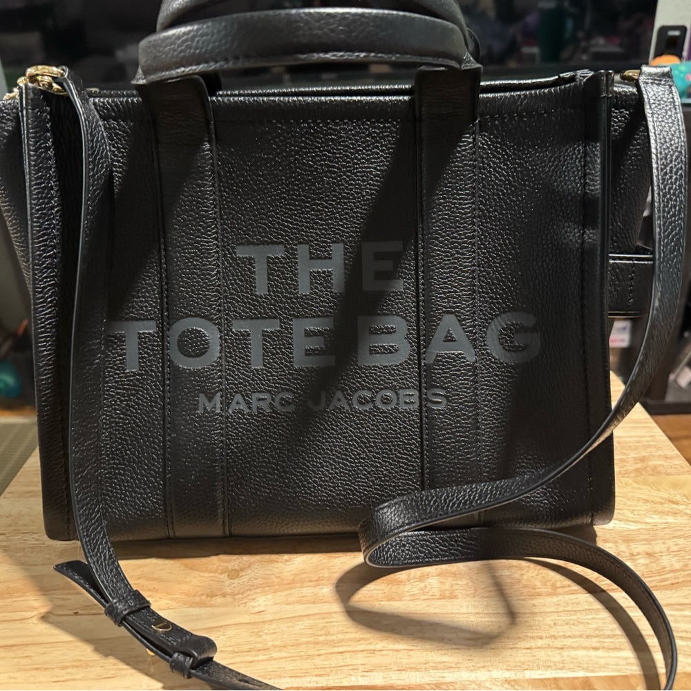 EUC Marc Jacobs Black leather medium Tote Bag